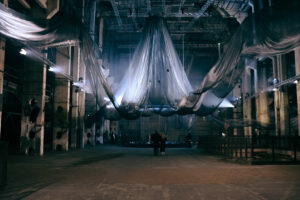 Instalacja z tkaniny w industrialnej hali Kraftwerk Berlin