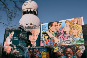 Kopuła dawnej stacji nasłuchowej na Teufelsbergu w Berlinie i murale street art