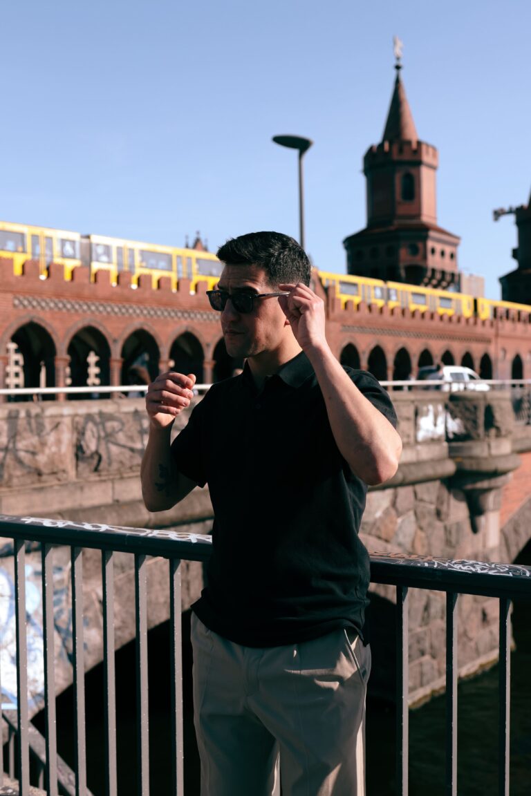 Sesja zdjęciowa w Berlinie – portret mężczyzny przy Oberbaumbrücke – fotografka Berlin