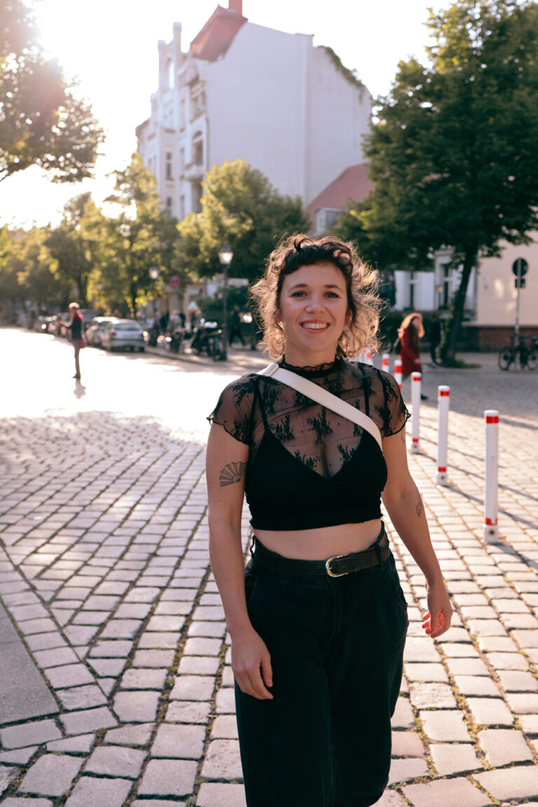 Sesja zdjęciowa w Berlinie – portret w złotym świetle na brukowanej ulicy – fotografka Berlin