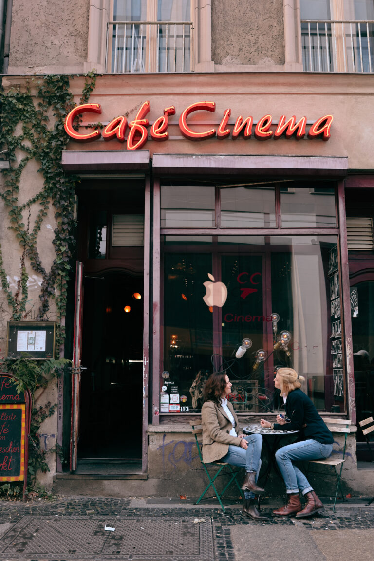 Sesja zdjęciowa w Berlinie – para przed Café Cinema przy Hackescher Markt – fotografka Berlin