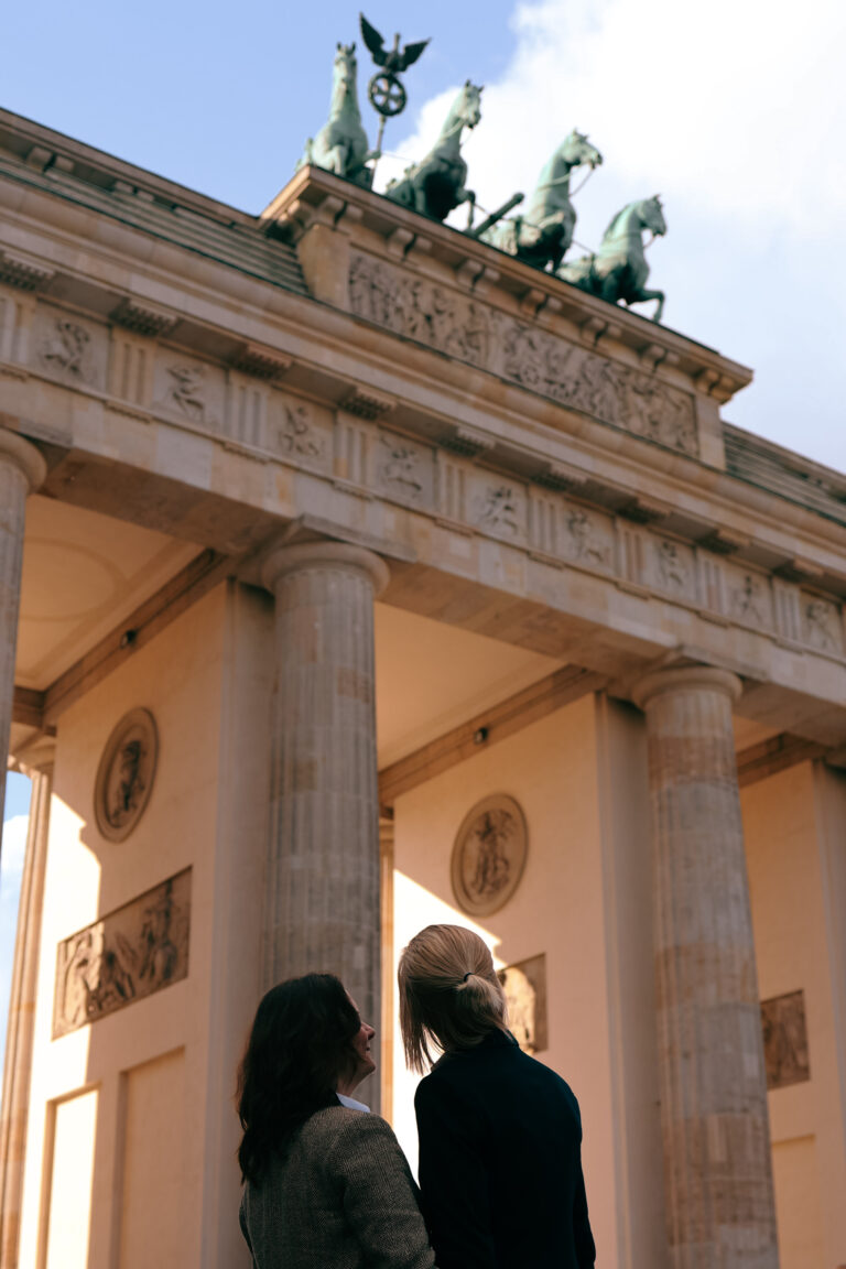 Sesja zdjęciowa w Berlinie – para pod Bramą Brandenburską – fotografka Berlin