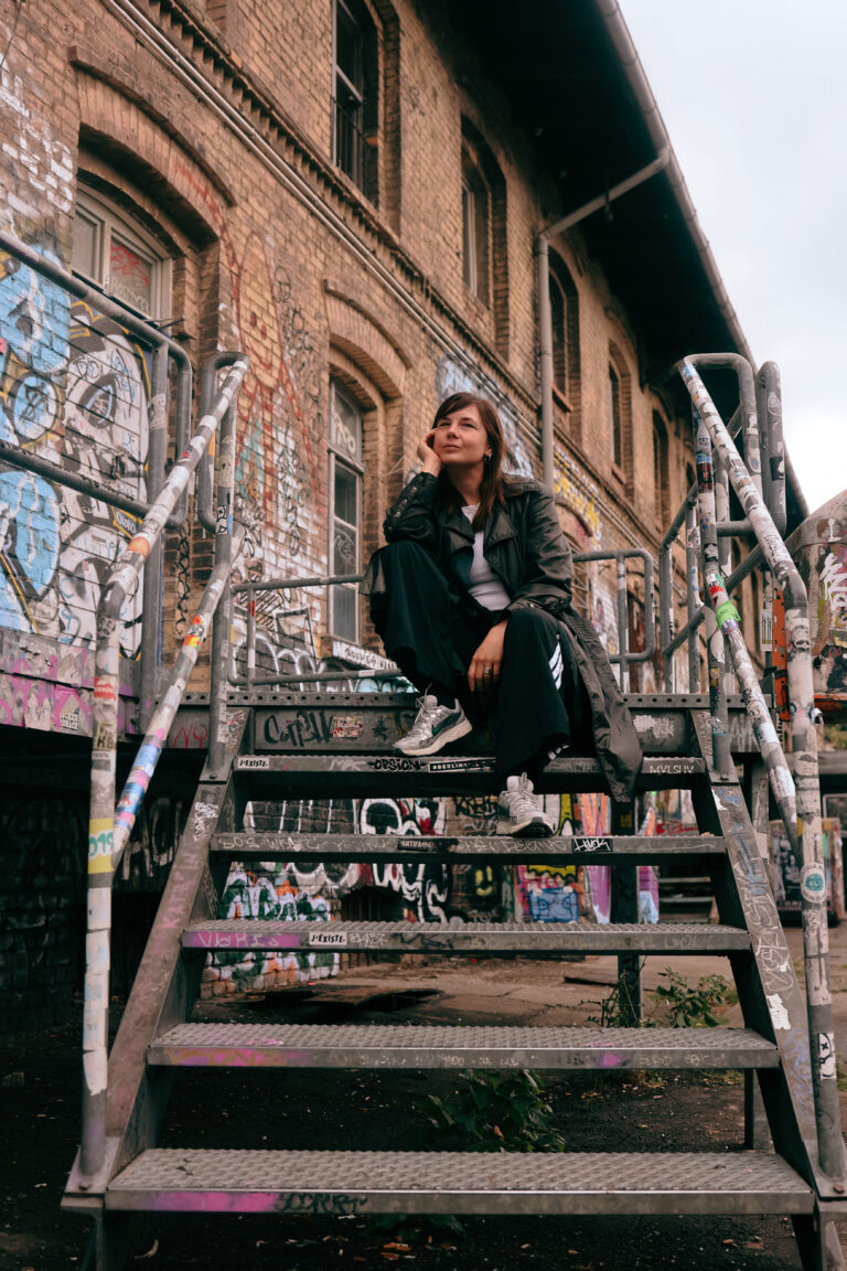 Sesja zdjęciowa w Berlinie – portret na schodach pokrytych graffiti – fotografka Berlin